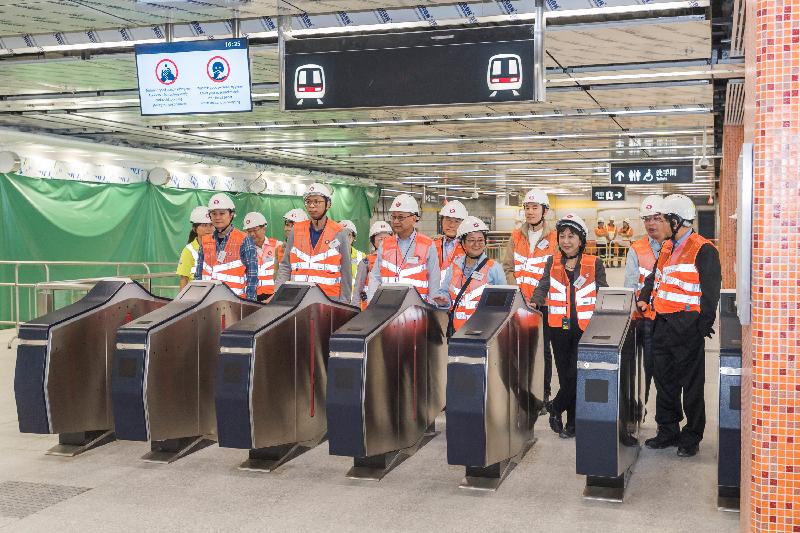 Legislative Council Members today (November 13) tour Kai Tak Station to learn more about the service and facilities of the station.