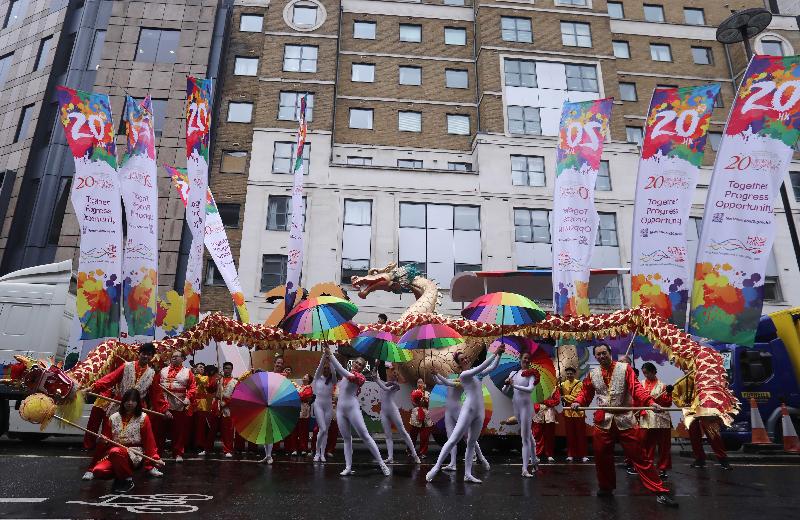 香港驻伦敦经济贸易办事处十一月十一日（伦敦时间）参加伦敦金融城市长就职花车巡游，以庆祝香港特别行政区成立二十周年。图示参与的香港音乐家表演、旗帜、舞蹈以及舞龙队伍准备加入巡游队伍。