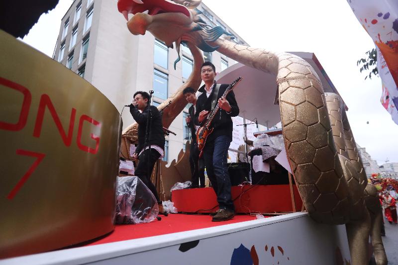 The Hong Kong Economic and Trade Office, London (London ETO), took part in the City of London Lord Mayor's Show on November 11 (London time) with a float celebrating the 20th anniversary of the establishment of the Hong Kong Special Administrative Region. Photo shows the Hong Kong musicians performing during the parade.