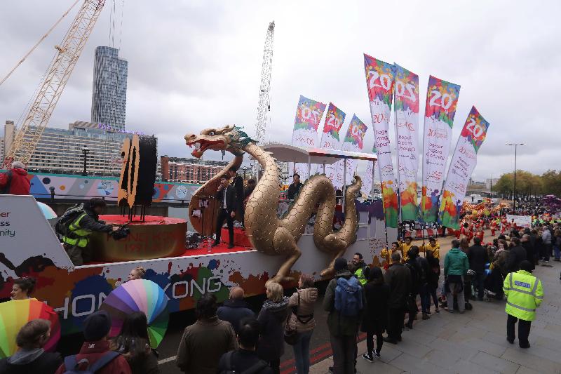 The Hong Kong Economic and Trade Office, London (London ETO), took part in the City of London Lord Mayor's Show on November 11 (London time) with a float celebrating the 20th anniversary of the establishment of the Hong Kong Special Administrative Region. Photo shows the London ETO entry passing up the Embankment alongside the River Thames.