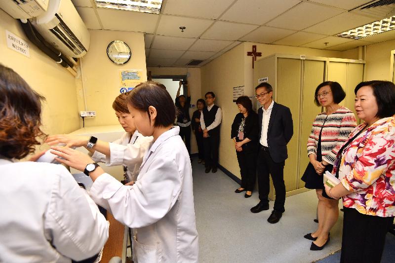 The Secretary for Food and Health, Professor Sophia Chan (second right), and the Controller of the Centre for Health Protection of the Department of Health, Dr Wong Ka-hing (third right), today (November 14) inspect the vaccine storage and cold chain management of Hong Kong Sheng Kung Hui Nursing Home, which is participating in the Residential Care Home Vaccination Programme 2017/18.