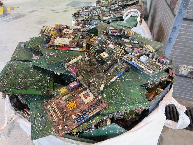 環境保護署聯同香港海關今年四月截獲兩個非法進口的有害電子廢物貨櫃。圖示檢獲的廢印刷電路板。