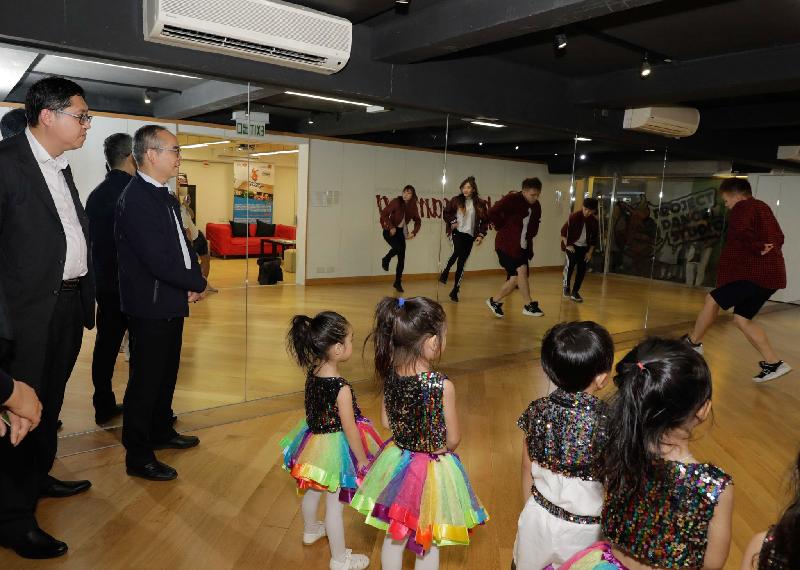 民政事務局局長劉江華（左二）今日（十一月十四日）在九龍城民政事務專員郭偉勳（左一）陪同下，到訪香港青年協會賽馬會農圃道青年空間「舞導館」，觀賞學員排練舞蹈。