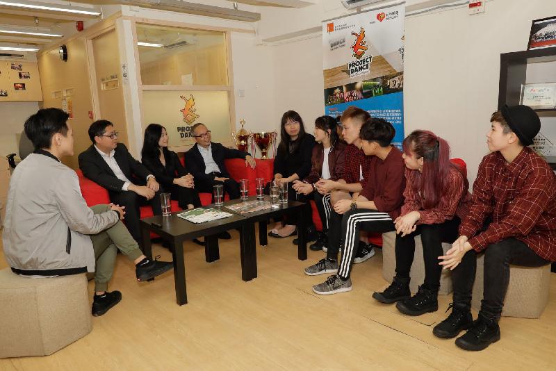 民政事务局局长刘江华（左四）今日（十一月十四日）在九龙城民政事务专员郭伟勋（左二）陪同下，到访香港青年协会赛马会农圃道青年空间「舞导馆」，与学员交谈。