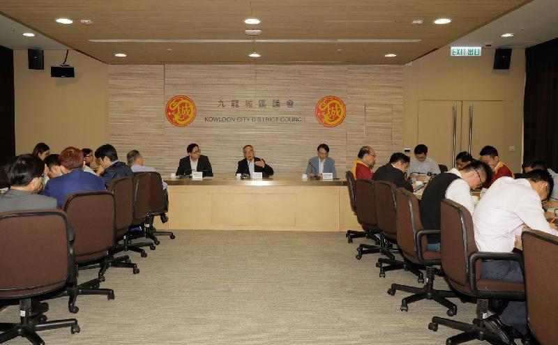 The Secretary for Home Affairs, Mr Lau Kong-wah (centre), visits Kowloon City District Council this afternoon (November 14) to meet with its members and exchange views on various district issues and matters of concern. Next to him are the Chairman of the Kowloon City District Council, Mr Pun Kwok-wah (right) and the District Officer (Kowloon City), Mr Franco Kwok (left).　