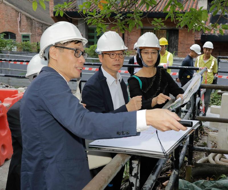The Secretary for Home Affairs, Mr Lau Kong-wah (centre), tours the rear portion of the Cattle Depot in Kowloon City today (November 14) to learn about the latest development of the Signature Project Scheme in the Kowloon City District - Revitalisation of the Rear Portion of the Cattle Depot. Mr Lau is accompanied by the Director of Leisure and Cultural Services, Ms Michelle Li (right).
