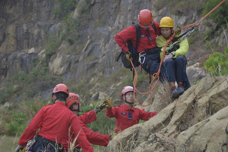 民众安全服务队今日（十一月十四日）上午在九龙油塘鲤鱼门咀（三家村旧矿场）展示山岭拯救技术。图示悬崖撤离伤者。