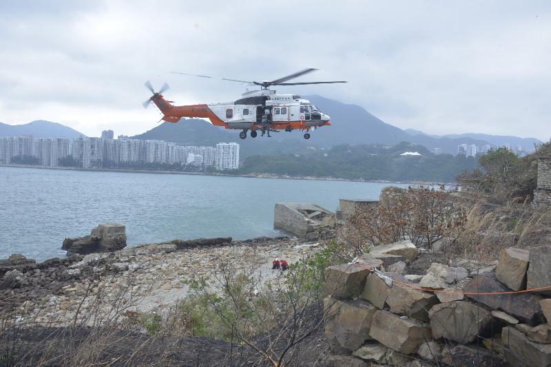 民眾安全服務隊今日（十一月十四日）上午在九龍油塘鯉魚門咀（三家村舊礦場）展示山嶺拯救技術。圖示飛行服務隊直升機吊運傷者。