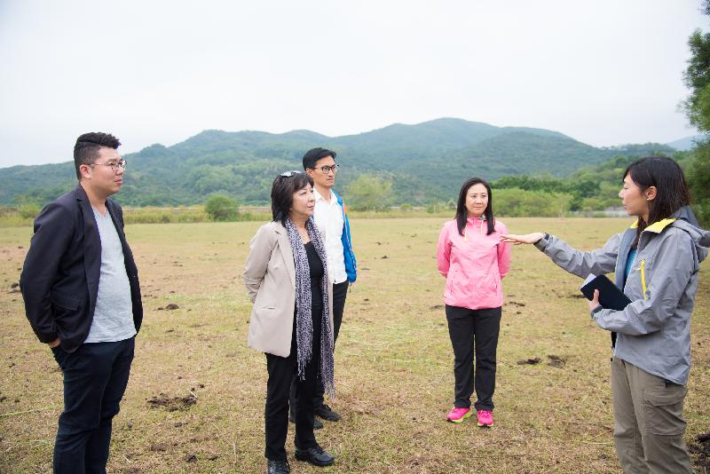 The Legislative Council Subcommittee to Study Issues Relating to Animal Rights today (November 14) visits the Chong Hing Water Sports Centre to better understand the ecological environment of the site for the relocation of stray cattle.
