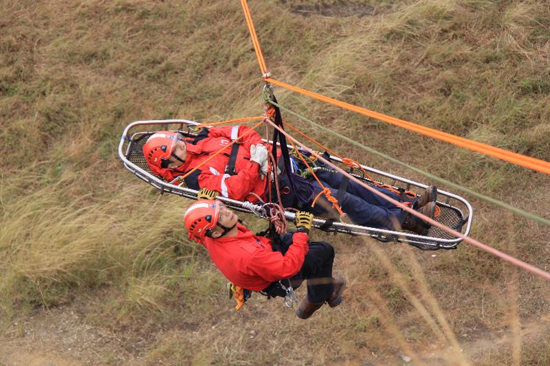 The Civil Aid Service held a mountain rescue skills demonstration at Lei Yue Mun Point (Old Quarry, Sam Ka Tsuen) in Yau Tong, Kowloon, this morning (November 14). Picture shows stretcher highline rescue.