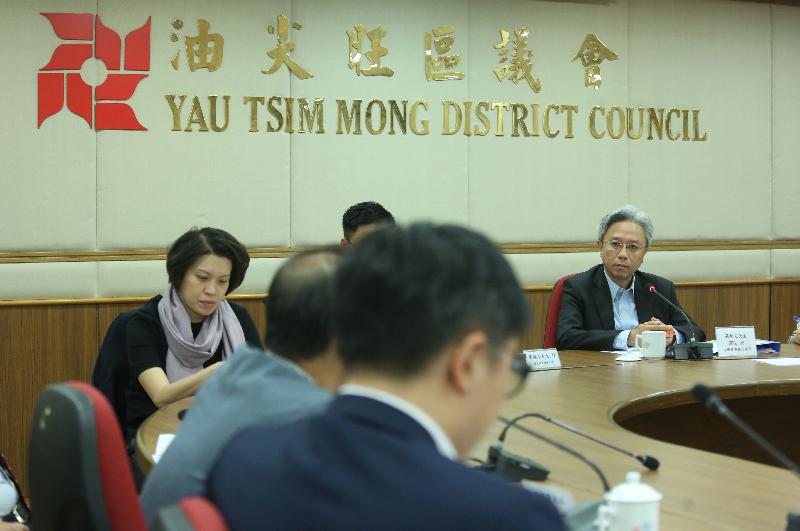 The Secretary for the Civil Service, Mr Joshua Law, visited Yau Tsim Mong District today (November 15). Photo shows Mr Law (right) meeting with members of the Yau Tsim Mong District Council to exchange views on developments and issues of concern in the district.