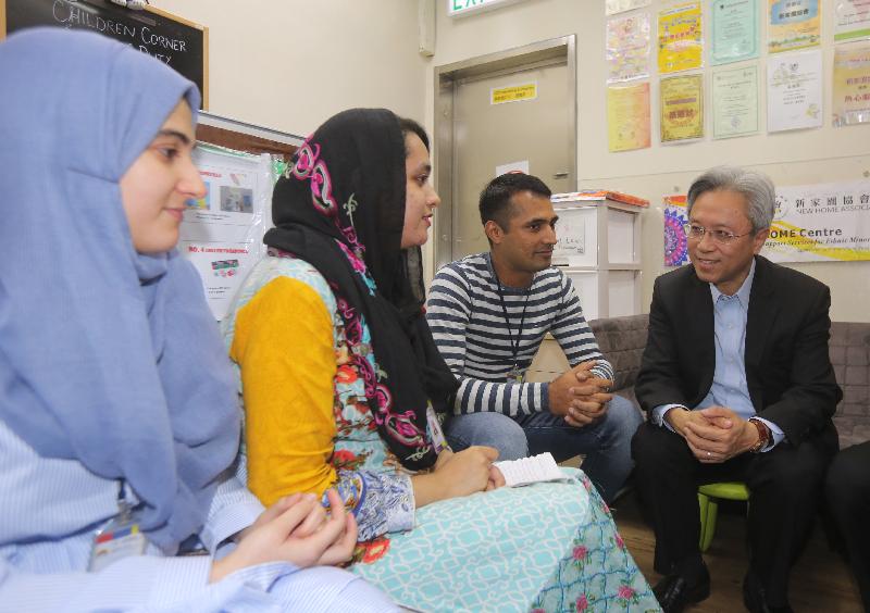 While touring the HOME Support Service Centre for Ethnic Minorities in Yau Ma Tei today (November 15), the Secretary for the Civil Service, Mr Joshua Law (first right), chats with young ethnic minority staff at the centre to learn about their work and daily life.
