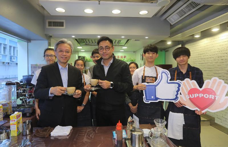 The Secretary for the Civil Service, Mr Joshua Law (first left), accompanied by the Chairman of the Yau Tsim Mong District Council, Mr Chris Ip (second left), today (November 15) visited the Tung Wah Group of Hospitals Jockey Club Tai Kok Tsui Integrated Services Centre and tasted coffee brewed by participants in a cooking class.