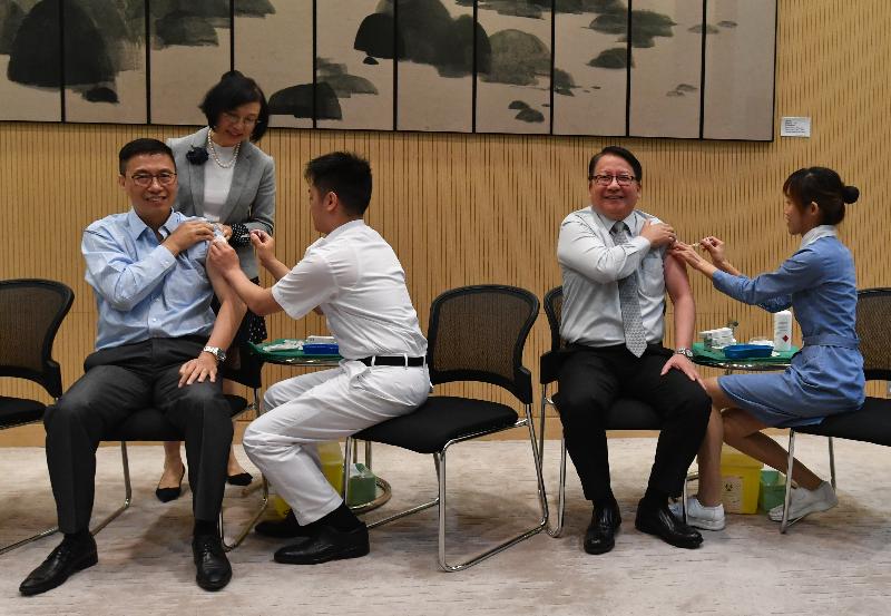 教育局局长杨润雄（前排左一）和行政长官办公室主任陈国基（前排右二）今日（十一月十五日）一同接种季节性流感疫苗。旁为食物及卫生局局长陈肇始教授（后）。