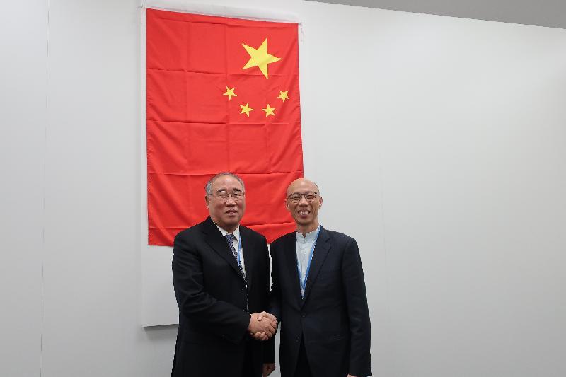 The Secretary for the Environment, Mr Wong Kam-sing (right), meets with the head of the Chinese delegation to the 23rd session of the Conference of the Parties to the United Nations Framework Convention on Climate Change, China's Special Representative on Climate Change, Mr Xie Zhenhua (left), in Bonn, Germany, yesterday (November 14, Bonn time).