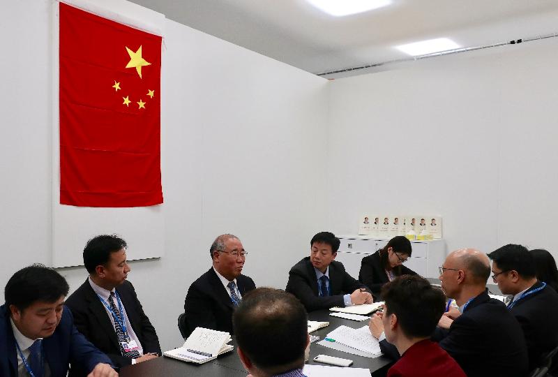The Secretary for the Environment, Mr Wong Kam-sing (third right), meets with the head of the Chinese delegation to the 23rd session of the Conference of the Parties to the United Nations Framework Convention on Climate Change, China's Special Representative on Climate Change, Mr Xie Zhenhua (third left), in Bonn, Germany, yesterday (November 14, Bonn time).