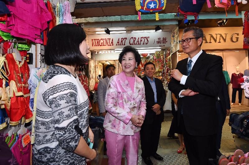 財政司司長陳茂波（右一）今日（十一月十五日）探訪赤柱市集的商戶。陪同探訪包括南區區議員陳李佩英（右三）。