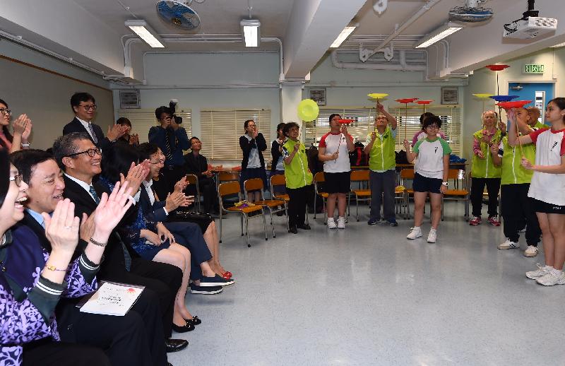 The Financial Secretary, Mr Paul Chan, today (November 15) visited Pui Tak Canossian College to meet with students and the elderly attending the Elder Academy activities held in the school. Photo shows Mr Chan (third left) watching a performance by students and the elderly.