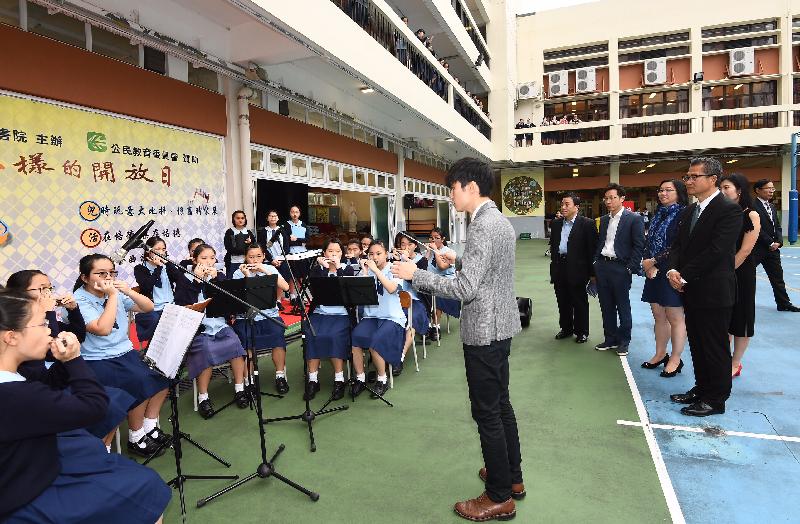 The Financial Secretary, Mr Paul Chan (first right), today (November 15) visits Pui Tak Canossian College and watches a music performance by students. Also present are the Chairman of the Southern District Council (SDC), Mr Chu Ching-hong (third right), and the Vice Chairman of the SDC, Mr Chan Fu-ming (fourth right).