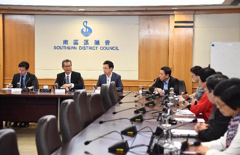 The Financial Secretary, Mr Paul Chan (second left), today (November 15) meets with members of the Southern District Council (SDC). Also present are the Chairman of the SDC, Mr Chu Ching-hong (third left), and the Vice Chairman of the SDC, Mr Chan Fu-ming (fourth left).