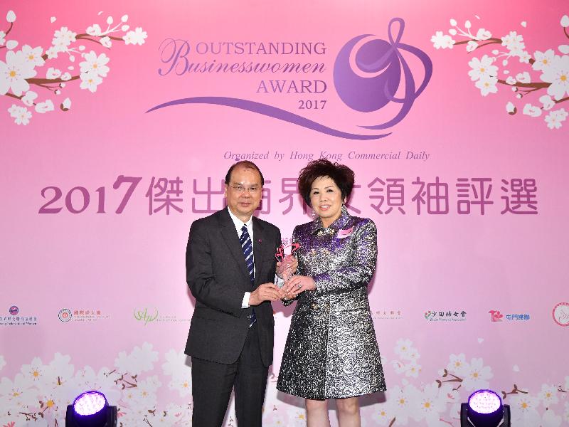 政務司司長張建宗（左）今晚（十一月十五日）在香港商報舉辦的2017傑出商界女領袖選舉頒獎典禮上，頒發獎項予莎莎國際控股有限公司創辦人郭羅桂珍博士（右）。