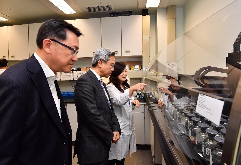 The Secretary for the Civil Service, Mr Joshua Law, today (November 16) visited the Drainage Services Department. Photo shows Mr Law (centre) being briefed on the tests to monitor the quality of the treated effluent at the Sha Tin Central Laboratory. Looking on is the Director of Drainage Services, Mr Edwin Tong (left).