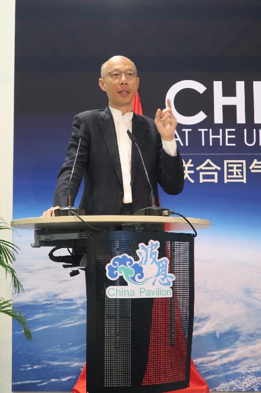 環境局局長黃錦星昨日（波恩時間十一月十五日）在德國波恩舉行的聯合國氣候變化框架公約締約方大會第23屆會議「中國角」香港討論環節發言，闡述香港應對氣候變化的工作。