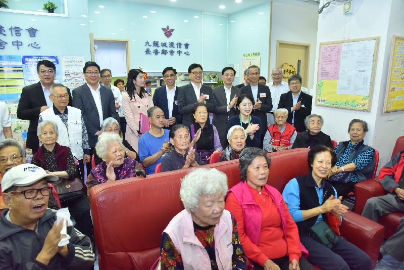During his visit to Wong Tai Sin this afternoon (November 16), the Secretary for Security, Mr John Lee (back row, sixth left), visited the Kowloon City Baptist Church Neighbourhood Elderly Centre (Lok Fu) where he is pictured joining an activity with the elderly.