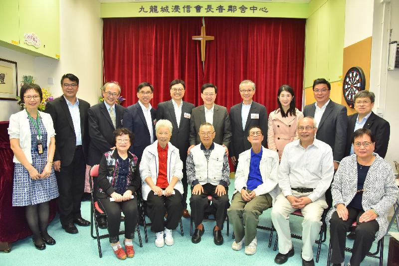 During his visit to Wong Tai Sin this afternoon (November 16), the Secretary for Security, Mr John Lee (back row, fifth right), visited the Kowloon City Baptist Church Neighbourhood Elderly Centre (Lok Fu), where he is pictured with the elderly.