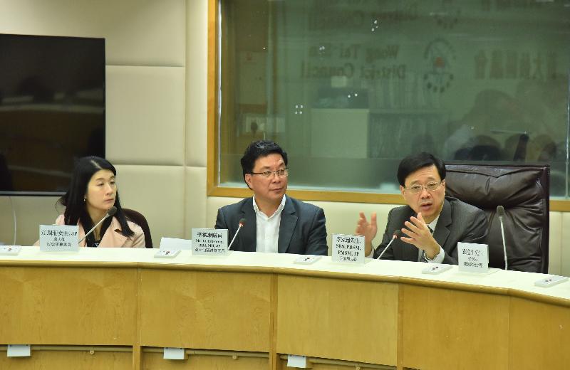 The Secretary for Security, Mr John Lee (right), during his visit to Wong Tai Sin this afternoon (November 16), meets with members of the Wong Tai Sin District Council to exchange views on various issues.