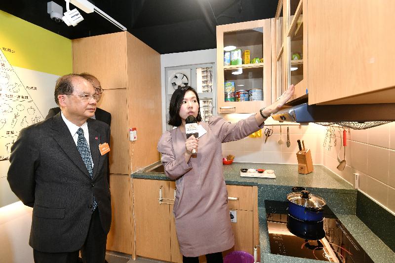 政務司司長張建宗（左）今日（十一月十六日）在油麻地參觀香港房屋協會「智友善」家居探知館。