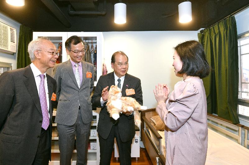 政务司司长张建宗（右二）今日（十一月十六日）在油麻地参观香港房屋协会「智友善」家居探知馆。