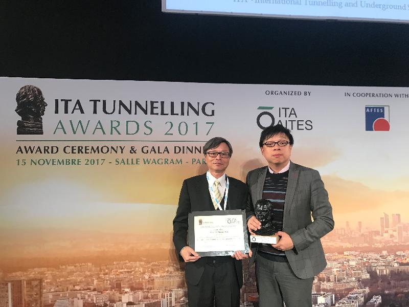 The International Tunnelling and Underground Space Association (ITA) awarded the Civil Engineering and Development Department (CEDD) and the Planning Department (PlanD) for Innovative Underground Space Concept of the Year in the ITA Tunnelling Awards 2017 in Paris on November 15 to commend the efforts by the two departments in formulating the Cavern Master Plan for Hong Kong. Photo shows Chief Geotechnical Engineer of the CEDD Mr Tony Ho (right) and Chief Town Planner of PlanD Mr Edward Lo (left) receiving the award on behalf of the two departments.