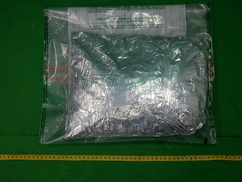 香港海關昨日（十一月十六日）在香港國際機場一手提行李的暗格內檢獲約兩公斤懷疑可卡因，估計市值約一百八十四萬元。