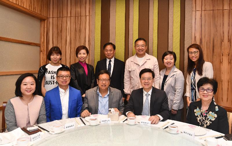 The Secretary for Security, Mr John Lee (front row, second right), meets with members of Wan Chai District Council during his visit to Wan Chai this afternoon (November 18).