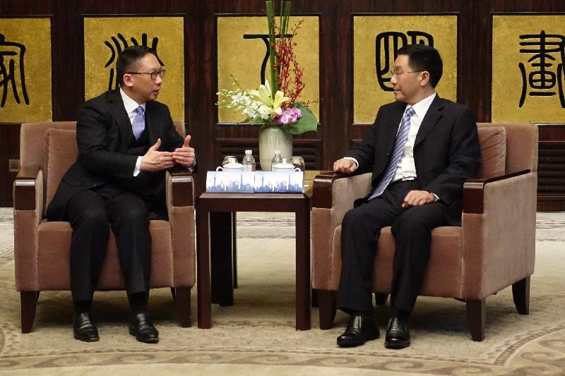律政司司长袁国强资深大律师（左）今日（十一月十八日）在上海与司法部副部长王双全（右）会面，就双方关注的事宜交换意见。