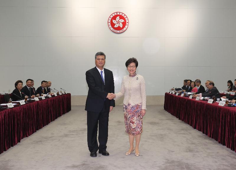 The Chief Executive, Mrs Carrie Lam, led the Hong Kong Special Administrative Region Government delegation to attend the 20th Plenary of the Hong Kong/Guangdong Co-operation Joint Conference in the Central Government Offices today (November 18). Photo shows Mrs Lam (right) and the Governor of Guangdong Province, Mr Ma Xingrui (left), shaking hands before the Plenary.