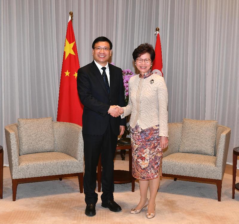 The Chief Executive, Mrs Carrie Lam (right), meets the Mayor of the Shenzhen Municipal Government, Mr Chen Rugui (left), at the Chief Executive's Office this afternoon (November 18).