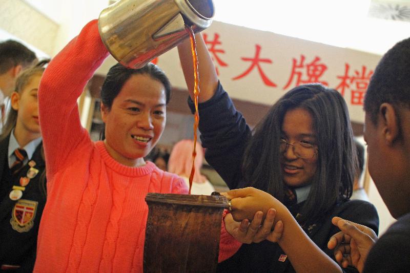 香港駐倫敦經濟貿易辦事處於十一月十五日（倫敦時間）在倫敦舉辦為期十天的「探索香港非物質文化遺產的旅程」展覽。圖示製作奶茶大師莫佩玲（左一）在展覽上教授倫敦當地中學學生如何製作奶茶。