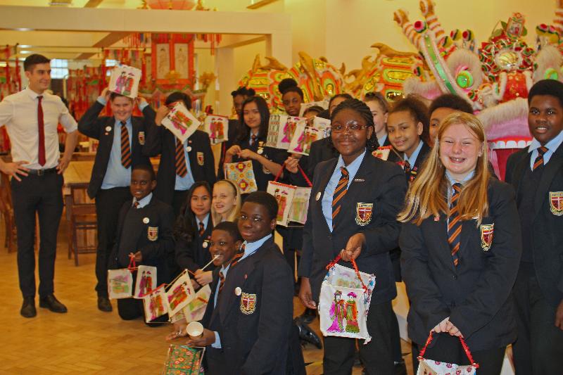 The Hong Kong Economic and Trade Office, London organised a 10-day exhibition "A Journey to Discover Hong Kong's Intangible Cultural Heritage" in London on November 15 (London Time). Photo shows pupils from a local London school showing the paper lanterns they made in a workshop given by paper craft master Kenneth Mo.
