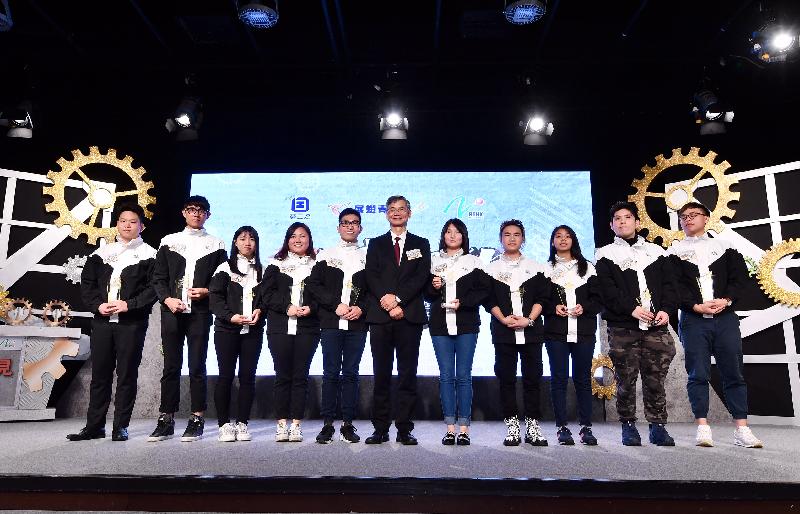 The Award Ceremony of Most Improved Trainees of Youth Employment and Training Programme 2017 was held in Studio 1 of Radio Television Hong Kong at Broadcasting House this morning (November 20). Photo shows the Secretary for Labour and Welfare, Dr Law Chi-kwong (centre), with the awardees of the Most Improved Trainees.
