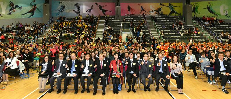 The Chief Secretary for Administration, Mr Matthew Cheung Kin-chung (front row, fifth left), today (November 20) officiated at the opening ceremony of the Yuen Long Leisure and Cultural Building. He is pictured with the Director of Leisure and Cultural Services, Ms Michelle Li (front row, fifth right); the Director of Architectural Services, Mr Leung Koon-kee (front row, fourth left); the Chairman of the Yuen Long District Council (YLDC), Mr Shum Ho-kit (front row, fourth right); the Chairman of the YLDC District Facilities Management Committee, Mr Lee Yuet-man (front row, third left); the District Officer (Yuen Long), Mr Edward Mak (front row, third right); other guests; and the audience.