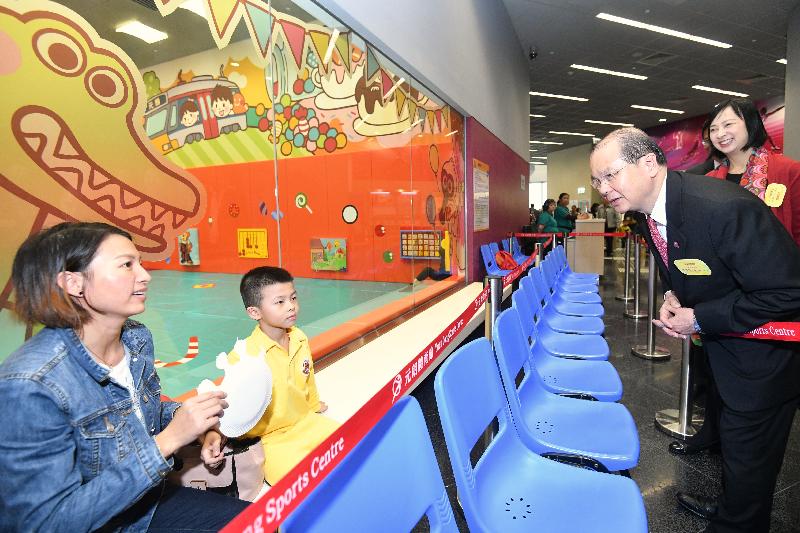 The Chief Secretary for Administration, Mr Matthew Cheung Kin-chung (second right), today (November 20) visits the children's play room within the Yuen Long Leisure and Cultural Building and chats with users. Also present is the Director of Leisure and Cultural Services, Ms Michelle Li (first right).