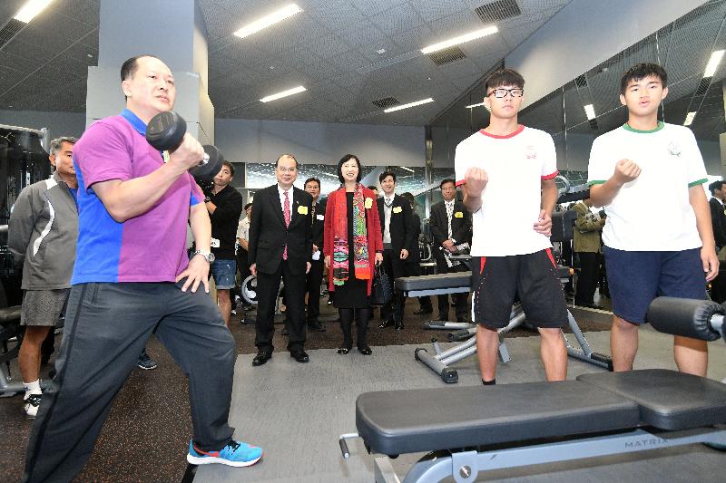The Chief Secretary for Administration, Mr Matthew Cheung Kin-chung (second row, first left), today (November 20) visits the fitness room within the Yuen Long Leisure and Cultural Building. Also present is the Director of Leisure and Cultural Services, Ms Michelle Li.