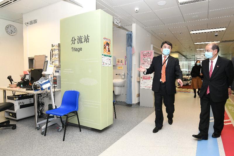 The Chief Secretary for Administration, Mr Matthew Cheung Kin-chung (right), today (November 20) visits Tin Shui Wai Hospital (TSWH). He is accompanied by the Hospital Chief Executive of TSWH, Dr Deacons Yeung (left).