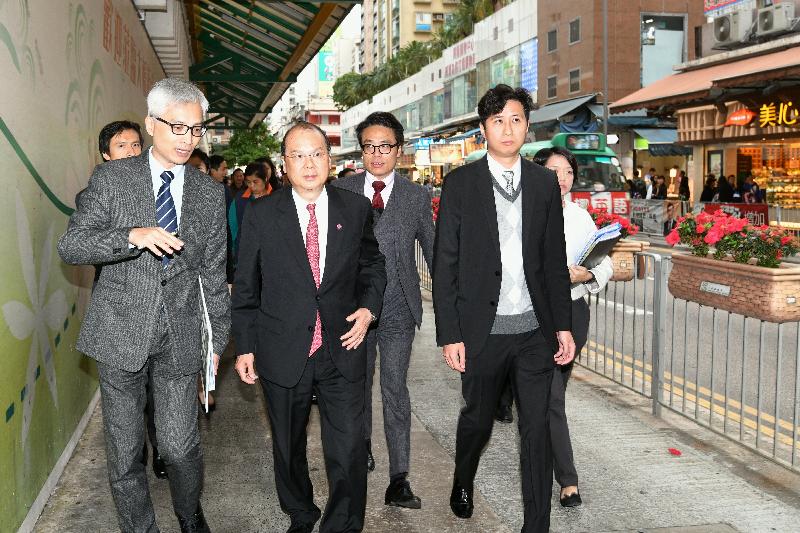 The Chief Secretary for Administration, Mr Matthew Cheung Kin-chung (front row, centre), today (November 20) inspects the traffic conditions along the Yuen Long section of Castle Peak Road and receives a briefing from a Highways Department representative. Also present are the Chairman of the Yuen Long District Council, Mr Shum Ho-kit (front row, right), and the District Officer (Yuen Long), Mr Edward Mak (second row, second right).