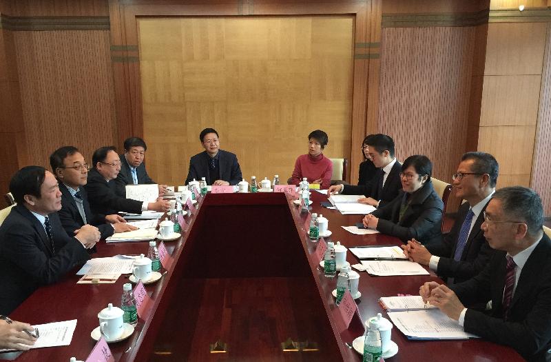 The Financial Secretary, Mr Paul Chan (second right), today (November 20) meets with the Vice Minister of the Ministry of Science and Technology, Mr Xu Nanping (first left). Mr Chan was joined by the Secretary for Financial Services and the Treasury, Mr James Lau (first right), and the Commissioner for Innovation and Technology, Ms Annie Choi (third right).