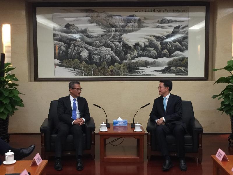 The Financial Secretary, Mr Paul Chan (left), today (November 20) meets with the Director of the Hong Kong and Macao Affairs Office of the State Council, Mr Zhang Xiaoming.