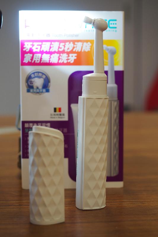 香港海關近日從一連鎖零售商檢獲一千三百七十一支懷疑附有虛假商品說明的電動洗牙器，估計市值約五十六萬元。
