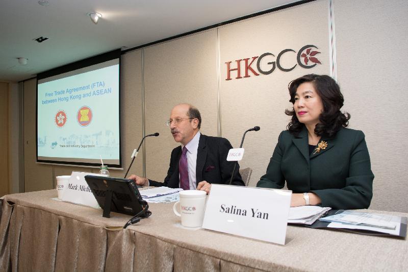 The Hong Kong General Chamber of Commerce (HKGCC) held a roundtable luncheon today (November 21). Photo shows the Director-General of Trade and Industry, Ms Salina Yan, and the Chairman of the Hong Kong Coalition of Service Industries - Executive Committee of the HKGCC, Dr Mark Michelson, at the luncheon.